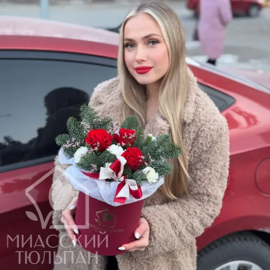 Композиция из нобилиса, роз и диантусов