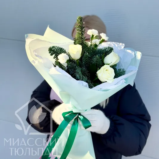 Букет роз, диантусов и нобилиса