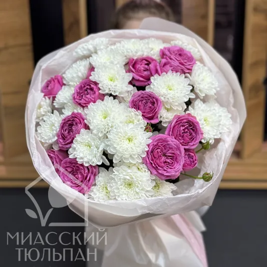 Нежный букет хризантем и пионовидных роз
