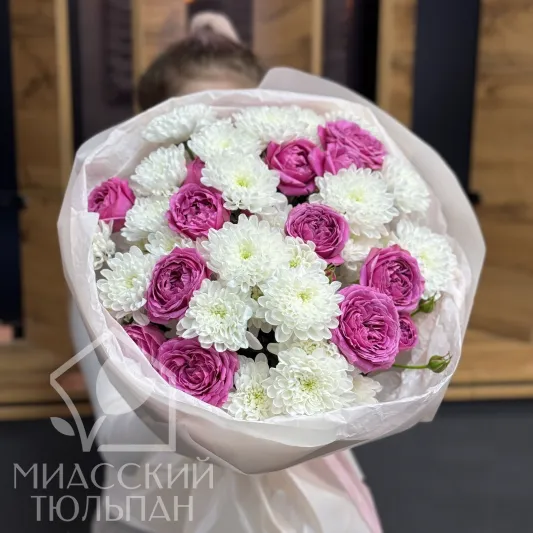 Нежный букет хризантем и пионовидных роз