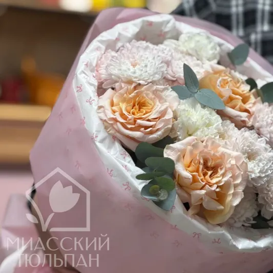 Букет французских роз, диантусов и эвкалипта 
