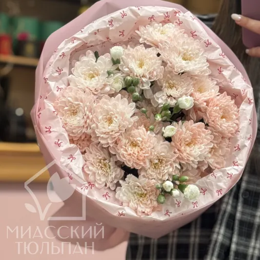 Воздушный букет хризантем и кустовых диантусов