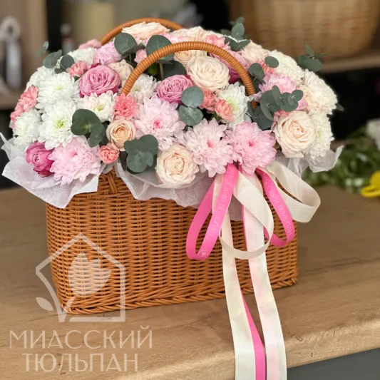 Цветущая композиция в плетеной корзине