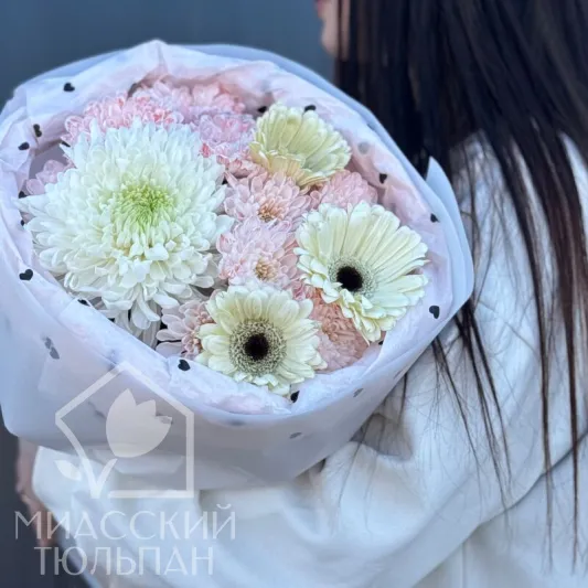 Букет Гербер и хризантем (кустовых и одноголовых)