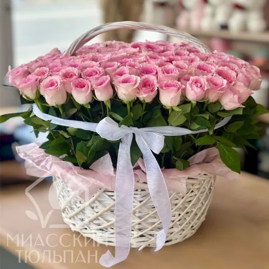 Роскошная корзина из 151 розовой розы