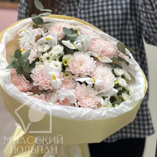 Нежный сборный букет с ирисами