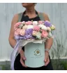 Нежная цветочная композиция в шляпной коробке
