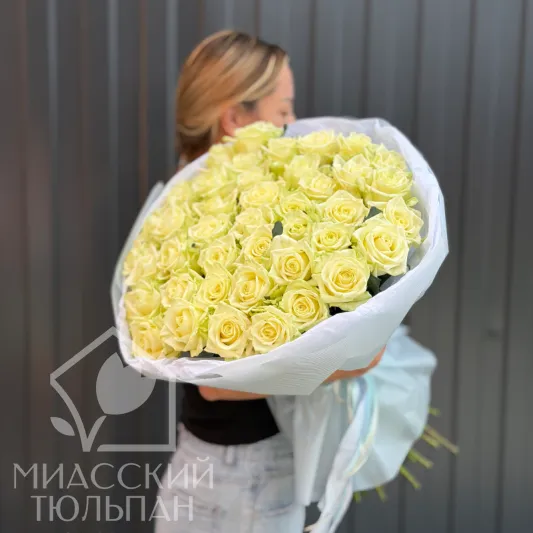 45 кремовых роз