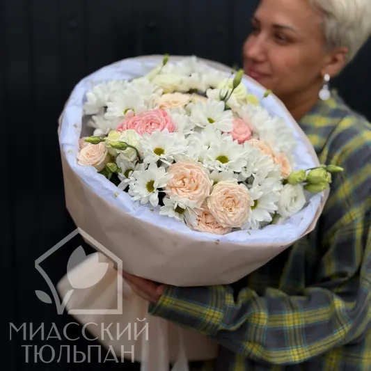Сборный букет с ромашкой, эустомой и кустовой пионовидной розой