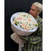 Сборный букет с ромашкой, эустомой и кустовой пионовидной розой