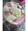 Нежный букет гортензий, диантусов и матиолы