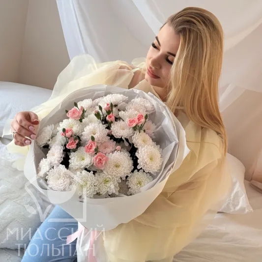 Стойкий букет хризантем и диантусов