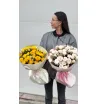 Букет кустовых пионовидных роз и хамелациума
