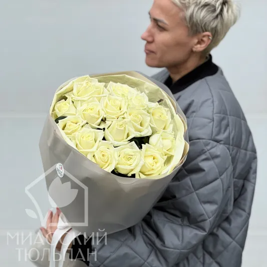 Белые розы White Naomi