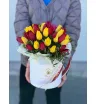 Красочная композиция из тюльпанов