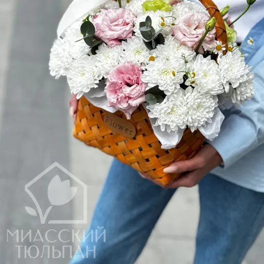 Корзина с эустомой, хризантемой, матрикарией