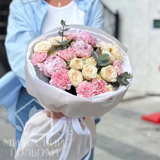 Букет с пионами и кустовой пионовидной розой