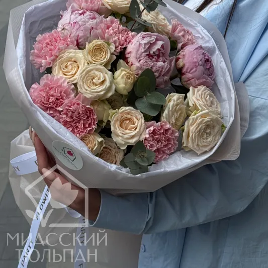 Букет с пионами и кустовой пионовидной розой