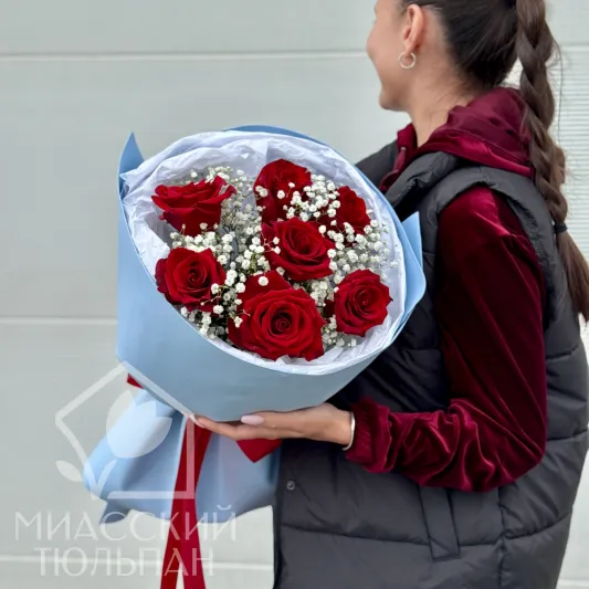 Классический букет из роз и гипсофилы