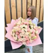 Роскошный букет из кустовой пионовидной розы и эустомы