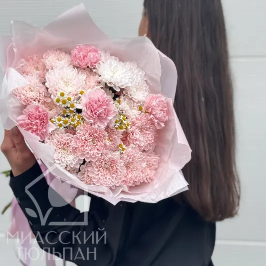 Розовый букет с хризантемой, диантусом и матрикарией