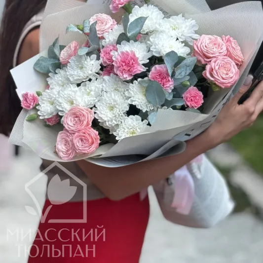 Сборный букет из пионовидной розы, диантуса, хризантемы и эвкалипта