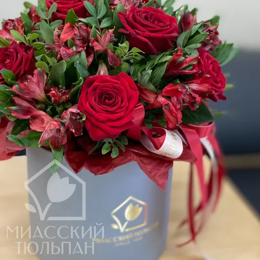 Композиция в шляпной коробке  из роз и альстромерий