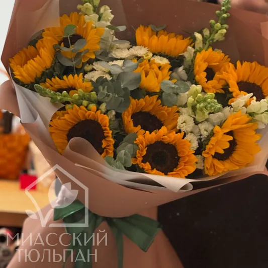 Букет с подсолнухами и антириумом