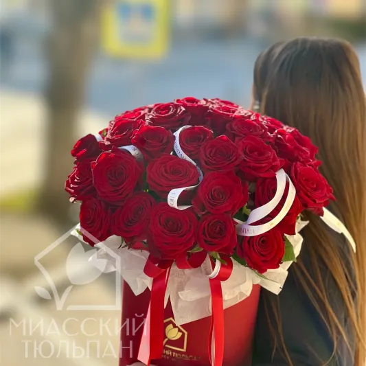 Коробочка алых роз
