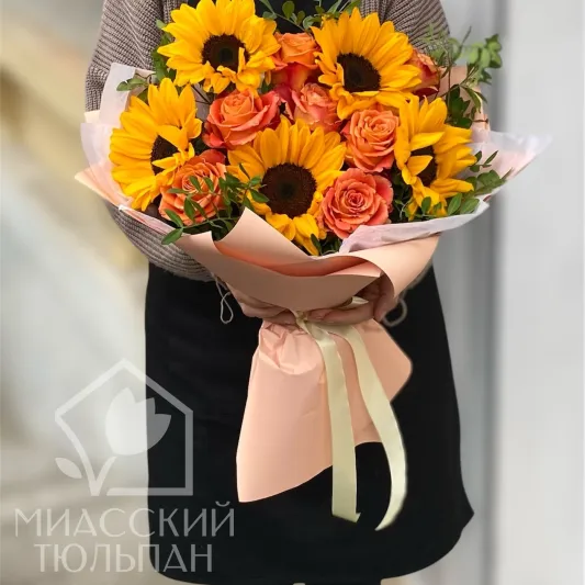 Букет подсолнухов и роз