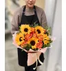 Букет подсолнухов и роз