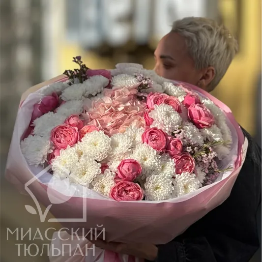 Букет пионовидных роз, гортензии и хризантем