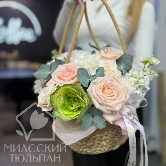 Корзиночка с брассикой и розой