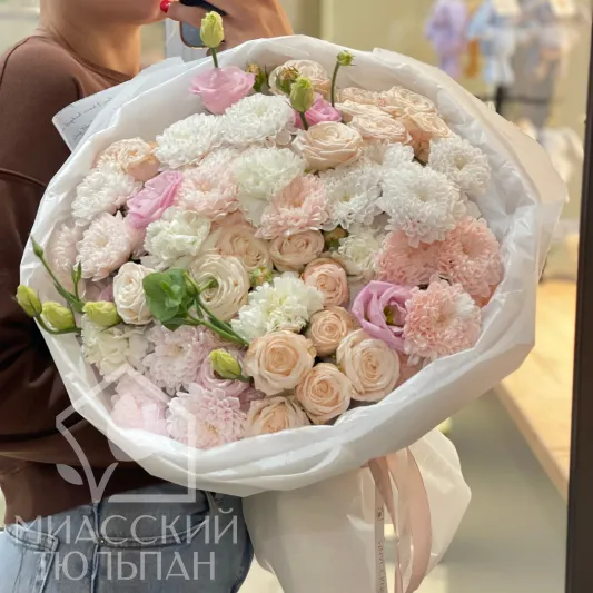 Нежный букет пионовидных роз, диантусов, эустомы и хризантем
