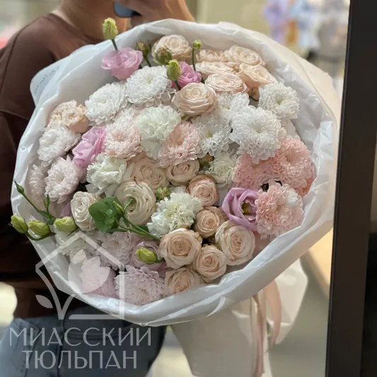 Нежный букет пионовидных роз, диантусов, эустомы и хризантем