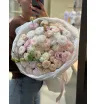 Нежный букет пионовидных роз, диантусов, эустомы и хризантем