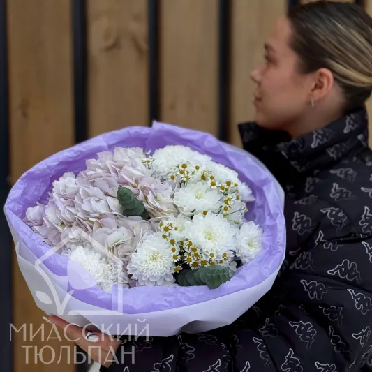 Букет гортензий, ромашек и хризантем