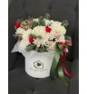 Новогодняя композиция из еловых и цветов