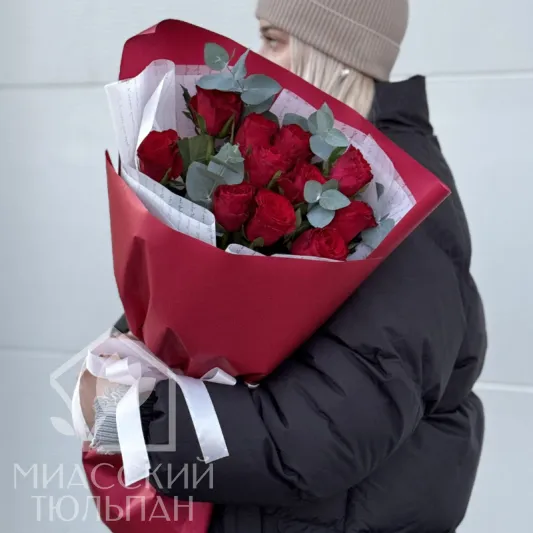 Монобукет красных роз с эвкалиптом