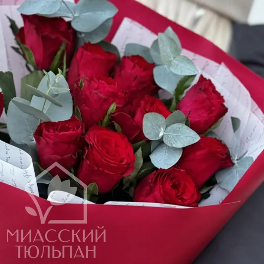 Монобукет красных роз с эвкалиптом