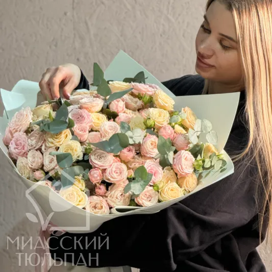 Моно букет кустовых роз с эвкалиптом
