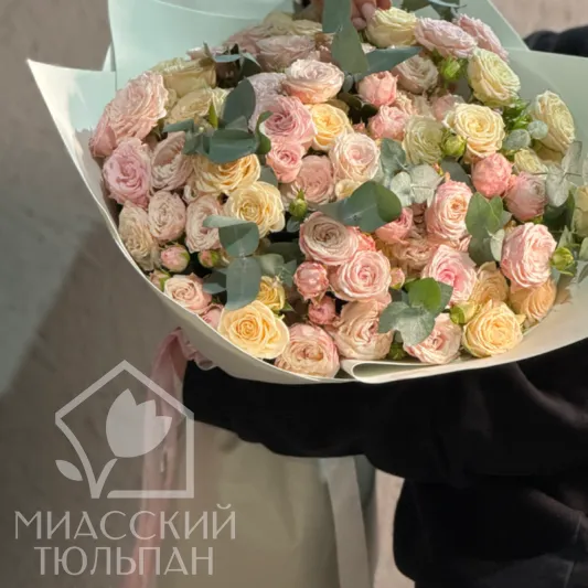Моно букет кустовых роз с эвкалиптом