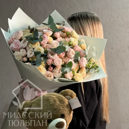 Моно букет кустовых роз с эвкалиптом