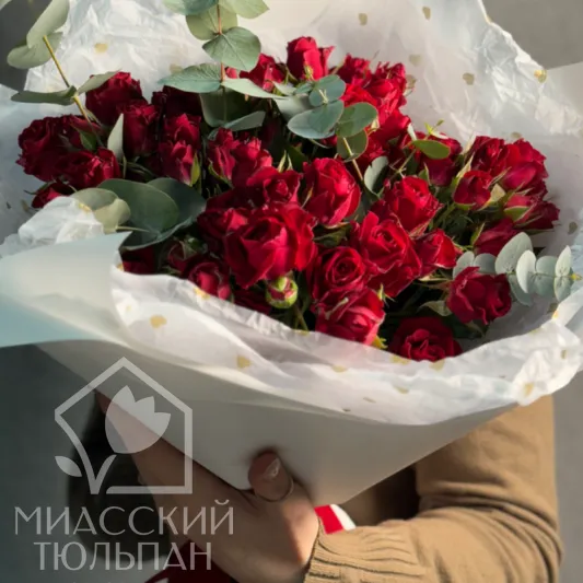 Букет с Кустовой розой и эвкалиптом