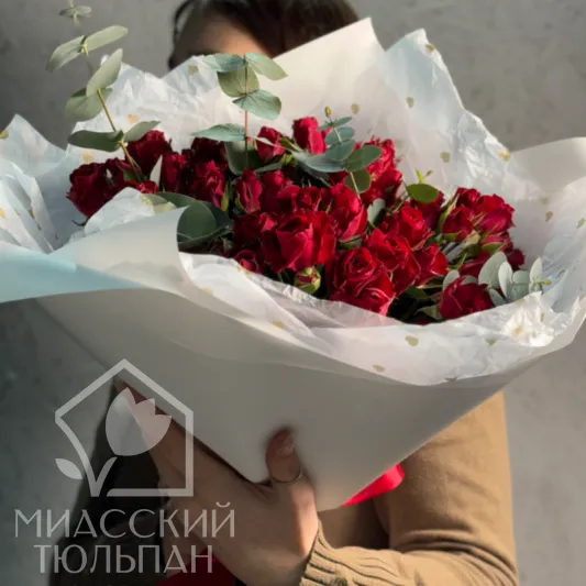 Букет с Кустовой розой и эвкалиптом
