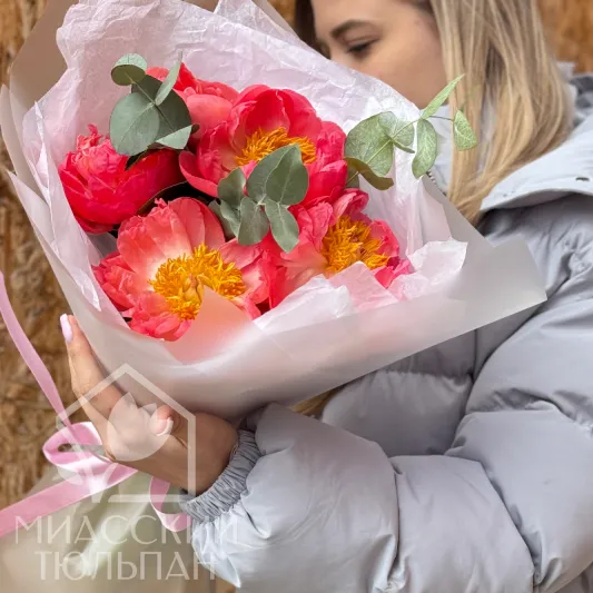 Букет с пионами и эвкалиптом