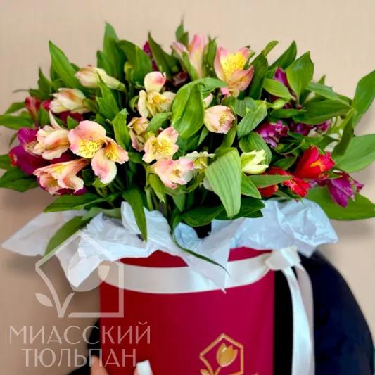 Композиция из альстромерий в шляпной коробке