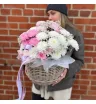 Нежная композиция хризантем в кашпо