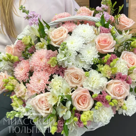 Шикарная корзина с розами, альстромерией, кустовой хризантемой  и матиолой