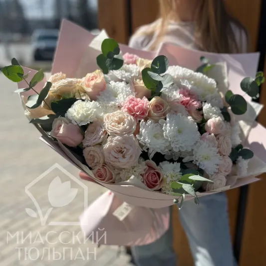 Сборный букет хризантем, диантусов, эвкалипта и роз